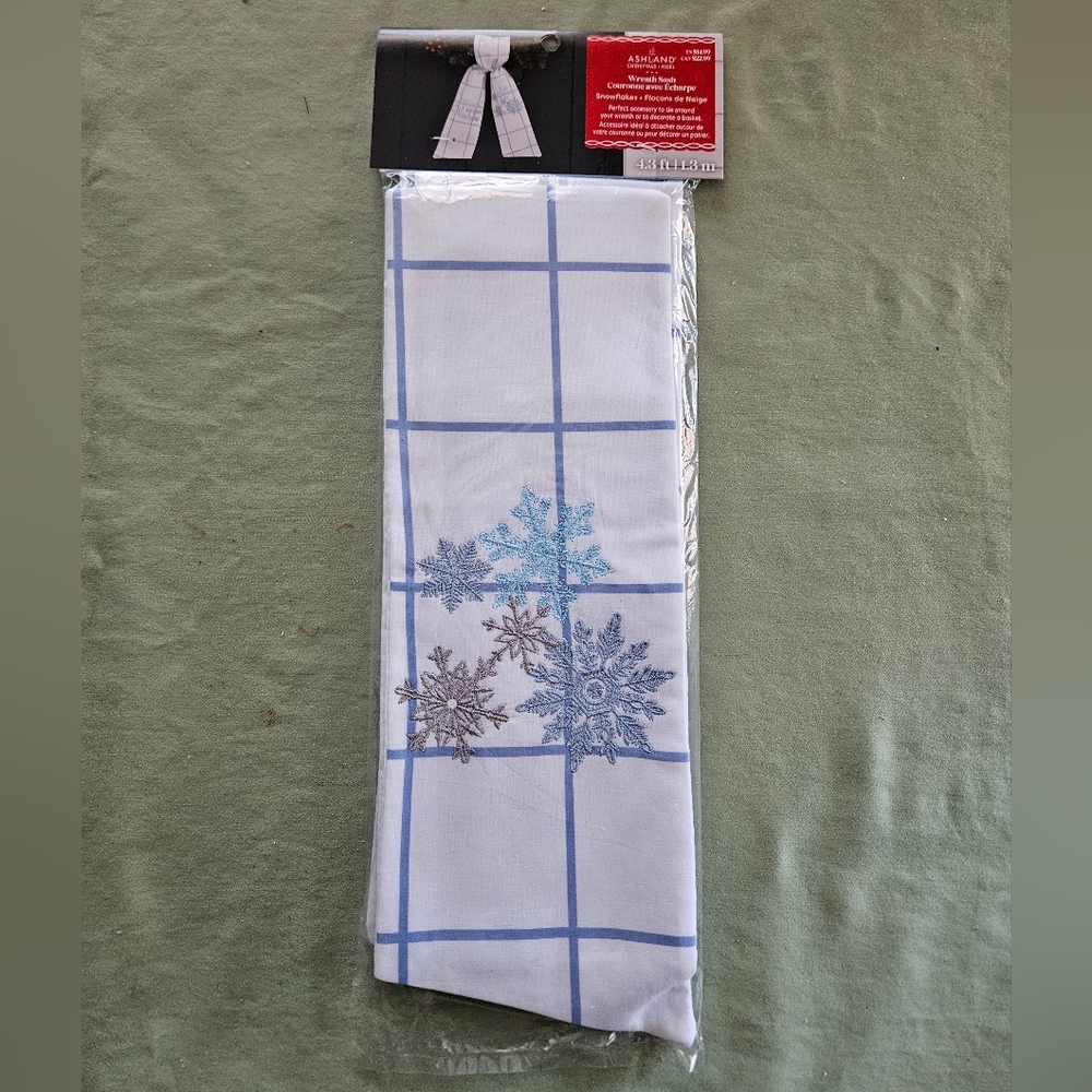 NEW Ashland Christmas 4.3ft / 1.3m Wreath Sash Snowflakes Warm Winter Wishes Whi
